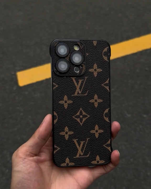 路易威登皮紋半包手機殼-CASEZONE